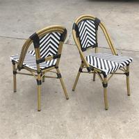Ensemble table et chaises de bistrot en alliage d'aluminium au design moderne pour l'extérieur, le restaurant, le café, le jardin et le bar français.