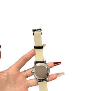 Montres rondes polyvalentes en quartz avec un design orné de cristaux, un cadran à chiffres romains et un bracelet en cuir de haute qualité Chopards - Product Image 3