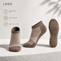 Chaussettes de yoga antidérapantes taupe, coupe basse, dessus en maille respirante, ajustement souple pour studio, couverture directionnelle, OEM, marque privée, échantillonnage en vrac, emballage