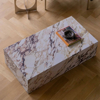 Table basse en marbre massif Calacatta Viola, style cube, pour salon de luxe.