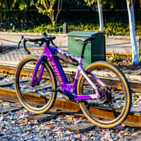 Vélo de gravier électrique entièrement en carbone avec moteur central 250W 75Nm, batterie 36V 15Ah, frein à disque hydraulique 12 vitesses, pneus 700x40C, ODM