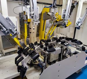 Équipement intégré de poinçonnage et de soudage par ultrasons pour les supports de radar de pare-chocs de voiture pour le soudage du plastique - Product Image 3