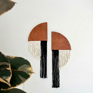 Décoration murale bohème en bois fait main avec franges en tons terreux naturels, art mural ovale en macramé - Product Image 1