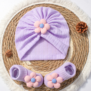 Nuevo conjunto de dos piezas para bebés, bonitos sombreros de flores pequeñas para niñas, calcetín combinado de encaje de algodón de invierno, diseño de oreja Lisa tejida para pequeños - Product Image 3