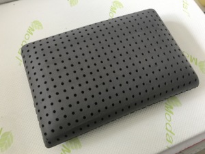 Gối bọt nhớt tre than hoạt tính hình truyền thống có lỗ - Product Image 5