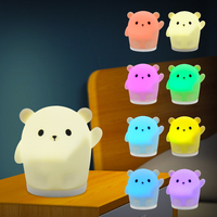 Mini lampe de poche LED personnalisée porte-clés veilleuse porte-clés petit ours en silicone lampe cadeau