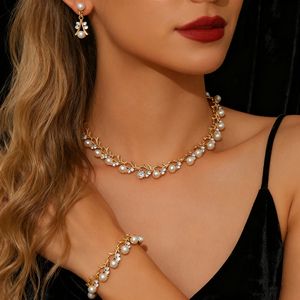 Set Perhiasan Kalung, Anting, dan Gelang Mutiara dan Berlian Imitasi Gaya Vintage untuk Pernikahan & Pesta - Product Image 3