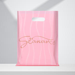 Vente en gros de sacs en plastique personnalisés avec logo sacs de t-shirts réutilisables avec poignée découpée articles des sacs à provisions d'affaires quotidiens - Product Image 1
