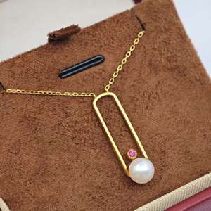 Collar con Colgante Minimalista de Plata de Ley 925 Chapada en Oro con Perla de Agua Dulce y Circonita Roja, Regalo Unisex de UM JEWELRY - Product Image 5