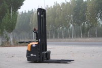 Apilador Eléctrico Solreign CDD de 2t (2000kg) y 6m con Asiento, para Pasillos Estrechos (VNA), Apilador de Palets para Almacén, Batería de Litio, Certificación CE