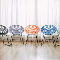 Chaise en plastique Egg Net avec pieds en bois, pour salon intérieur et événements extérieurs, de la gamme Usine de Meubles