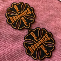 Étiquettes de broderie en sergé 3D de logo carré de couleurs vives, couture découpée au laser sur un patch de vêtements de broderie