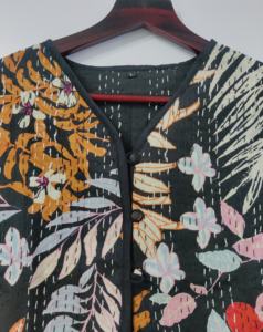 Chaqueta de algodón Kantha hecha a mano con bordado, abrigo corto reversible de invierno con estampado floral para mujer - Product Image 4