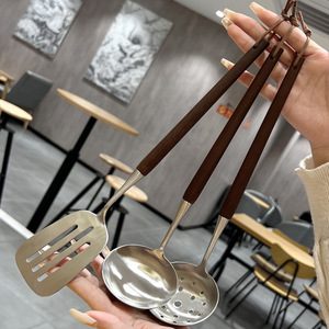 ชุดทัพพีตักซุปพร้อมที่กรองและตะหลิว ทำจากสแตนเลส 304 ด้ามไม้วอลนัท อุปกรณ์ครัว ช้อนตักหม้อไฟแบบหนา 3 ชิ้น - Product Image 3