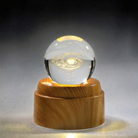 Boule de Voie Lactée 3D en Cristal Laser Lumineuse avec Base LED Rotative en Plastique Sablé pour Ornement de Bureau - Vente en Gros