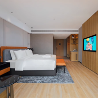 Collection de meubles modernes pour chambre d'hôtel avec cadres de lit jumeaux, bureau, chaise, meuble TV, banc et rangements pour chambre d'hôtes