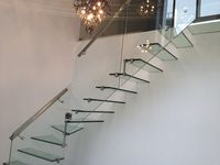 Bande de roulement en granit personnalisé concis garde-corps en verre escalier en porte-à-faux conception d'escaliers flottants modernes