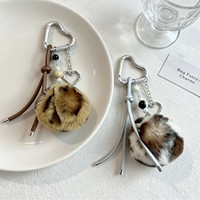 En gros, Porte-clés mignon en peluche léopard, Breloque de sac en similicuir avec pompon, Pendentif cœur en perle, Accessoire de bijouterie d'hiver
