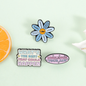 Broches en émail à motif floral avec citation d'amour-propre positive 'Je suis aimée', broche inspirante et puissante, badge de revers, bijoux en gros - Product Image 2