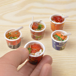 Porte-clés miniature en PVC en forme de nouilles instantanées/ramen, mini modèle de jouet nouilles instantanées, pendentif pour sac à dos - Product Image 1