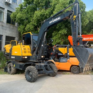 Mini-excavatrice sur pneus Hyundai 60WVS d'occasion, 6 tonnes, avec moteur et boîte de vitesses, prix bas - Product Image 4