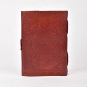 Journal en cuir Triple Moon Stone, style vintage, fait main, avec gravures en relief, en promotion - Product Image 3