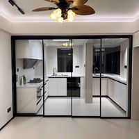 Porte coulissante en aluminium à cadre fin suspendu, style moderne intérieur, avec rail dissimulé synchronisé, sans encadrement au sol, pour villas