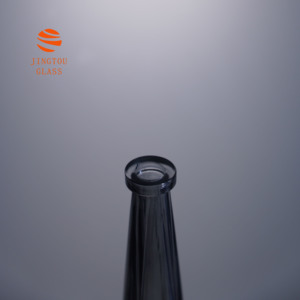 Botella de Vidrio Cónica Alta de 700 ml, Color Gris Ahumado, Apta para Envasar Licores de Alta Gama como Vodka, Ginebra y Whisky - Product Image 6