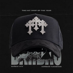 Disponibile all'ingrosso Cappello trucker in camoscio a 5 pannelli con visiera larga, con strass e logo in metallo X Corridos Tumbados X Ct - Product Image 2