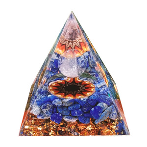 Ornement pyramidal en résine avec pierres de cristal, cadeau de décoration pour la maison avec Lapis Lazuli et boule de cristal blanc pour présentation sur bureau - Product Image 5