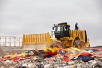 Compacteur de décharge 826K: puissance de 324 kW, poids de 40,917 kg, structure durable, idéale pour la manipulation des déchets difficiles et haute efficacité