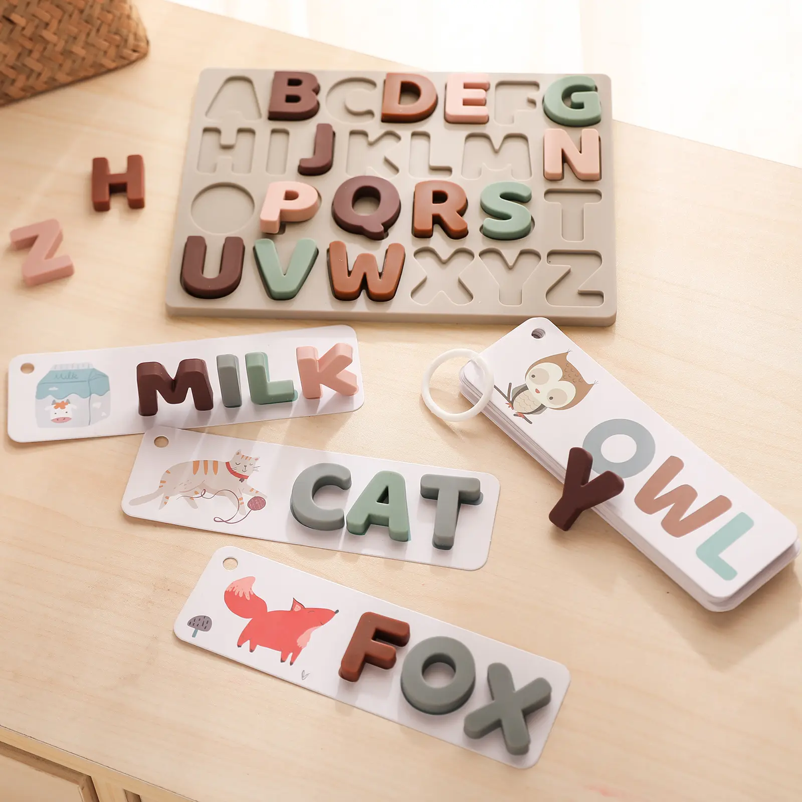 Jeu d'association d'alphabet de cartes exclusif Jouet pour bébé Aide bébé à apprendre 26 lettres majuscules et fonction d'appariement des formes