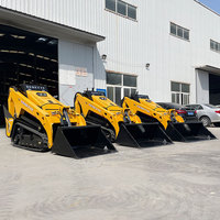 Derette V1000 Mini Skid Steer Loader dengan Berbagai Fungsi Lampiran: Bucket, Grapple, Mulcher, Mesin Diesel Kubota, dan Sistem Crawler.
