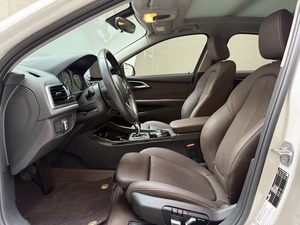 <span class=keywords><strong>BMW</strong></span> <span class=keywords><strong>Série</strong></span> <span class=keywords><strong>1</strong></span> 120i M <span class=keywords><strong>Sport</strong></span> Night <span class=keywords><strong>Edition</strong></span> 2021 d'occasion, extérieur blanc, automatique, conduite à gauche, essence, Euro VI, 5 places, 27000 km - Product Image 4
