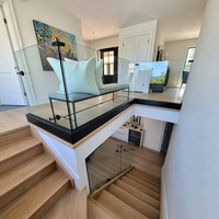 Balustrade en verre sans cadre sur mesure, noire, durable, à faible entretien, avec main courante en aluminium à rainure en U