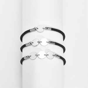 Bracelet ajustable délicat en acier inoxydable avec breloque ronde personnalisable pour bijoux de mode DIY - Product Image 1