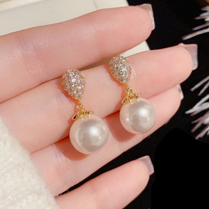 Chine fabricant femmes mode boucles d'oreilles Vintage laiton plaqué pavé zircone grande perle unique boucles d'oreilles goutte - Product Image 5