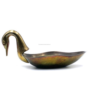 Grand porte-savon en laiton doré avec design élégant en forme de cygne Parfait pour le support mural de salle de bain haut de gamme et la décoration de luxe - Product Image 1