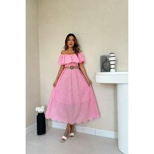 เดรสสีชมพูแบบเปิดไหล่ปักลาย ความยาวปานกลาง เอวสม็อค ทรงเอ ผ้าทอ ระบายอากาศได้ดี สไตล์ลำลอง - Product Image 5