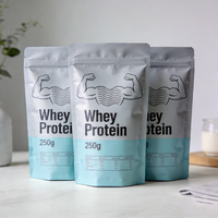 Protéine de lactosérum en sachet de 250g, 500g, 1kg, directement du fabricant, avec silhouette d'bras musclés et tableau nutritionnel
