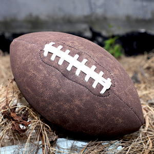 كرة تدريب كرة القدم الأمريكية الكلاسيكية ذات الطراز القديم بشعار مخصص، عالية الجودة وصديقة للبيئة، مع بطانة مطاطية متينة من البولي يوريثين - Product Image 2