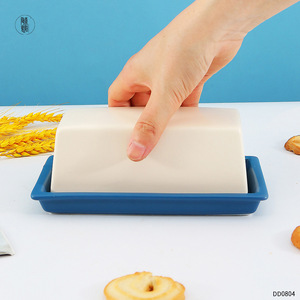 Plato de mantequilla rectangular de cerámica Dongyang, blanco con tapa abatible azul para hotel, café, té DD0804 - Product Image 1