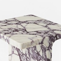 Table d'appoint en marbre Calacatta Viola WeiVibe Italy, piédestal sculptural sur mesure pour résidence de luxe