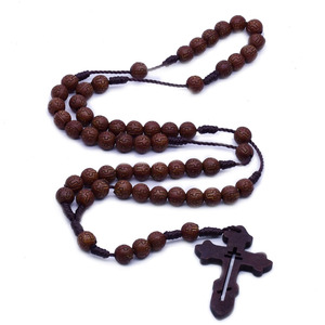 Collier de prière vintage en perles imitation bois de 8 mm avec pendentif croix pour usage religieux - Product Image 2