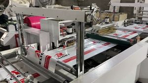 Machine <span class=keywords><strong>de</strong></span> fabrication automatique <span class=keywords><strong>de</strong></span> sacs multifonctionnelle avec poignée souple en film plastique, patch, poinçonnage et découpe - Product Image 3