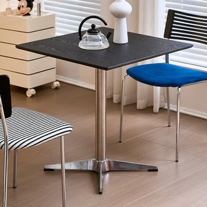 Ensemble de table et chaises de salle à manger carrées de style rétro, structure en acier inoxydable, plateau en bois massif, pour les boutiques de desserts, les salons de thé, les cafés, les restaurants - Product Image 1