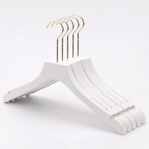 Perchas de <span class=keywords><strong>madera</strong></span> negras personalizadas con LOGO, gancho cuadrado dorado, para pantalones, camisas, con barras blancas estables para ropa de armario - Product Image 4