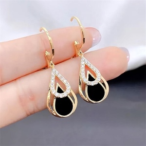 Boucles d'oreilles en cristal plaqué or noir de style coréen élégant et haut de gamme, goutte d'eau, accessoire personnalisé à la mode - Product Image 6
