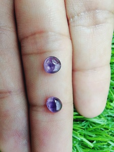 พลอยไพลินธรรมชาติคุณภาพเยี่ยมสำหรับขายส่ง รูปทรงหลังเบี้ย น้ำหนัก 1.9 กะรัต สีม่วงอ่อน สำหรับทำต่างหู จากมอโกก ประเทศพม่า - Product Image 2