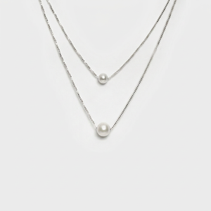 Un elegante collar hecho con auténtica plata de ley 925 y adornado con perlas elegantes, perfecto para el uso diario. - Product Image 1